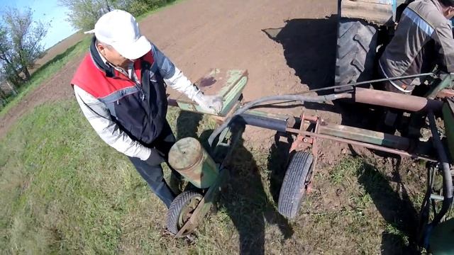 Посев арбуза (суходол). Сорт продюсер. МТЗ 82 + СПЧ 6 (3) смотреть онлайн