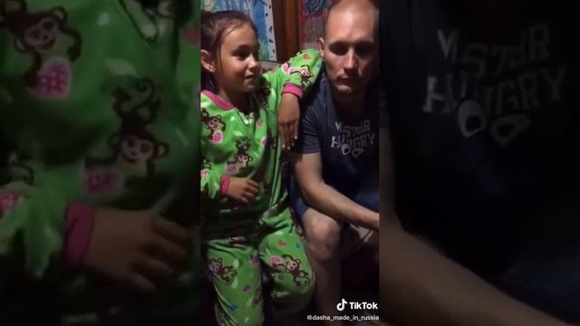 Папа помог дочке выучить стих про школу смотреть онлайн