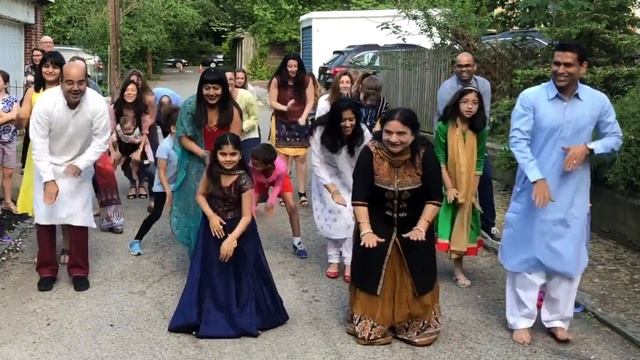 A Bollywood Flash Mob, Graduation Party Surprise! смотреть онлайн