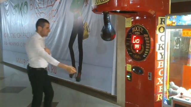 Сильный парень сломал автомат Bokser смотреть онлайн