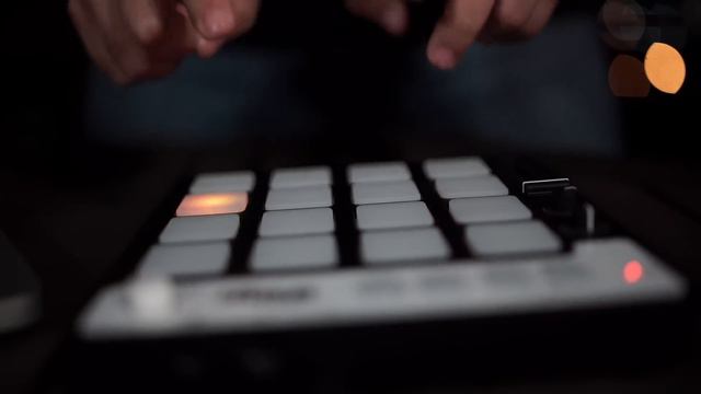 Finger drumming & beat making with iRig Pads смотреть онлайн