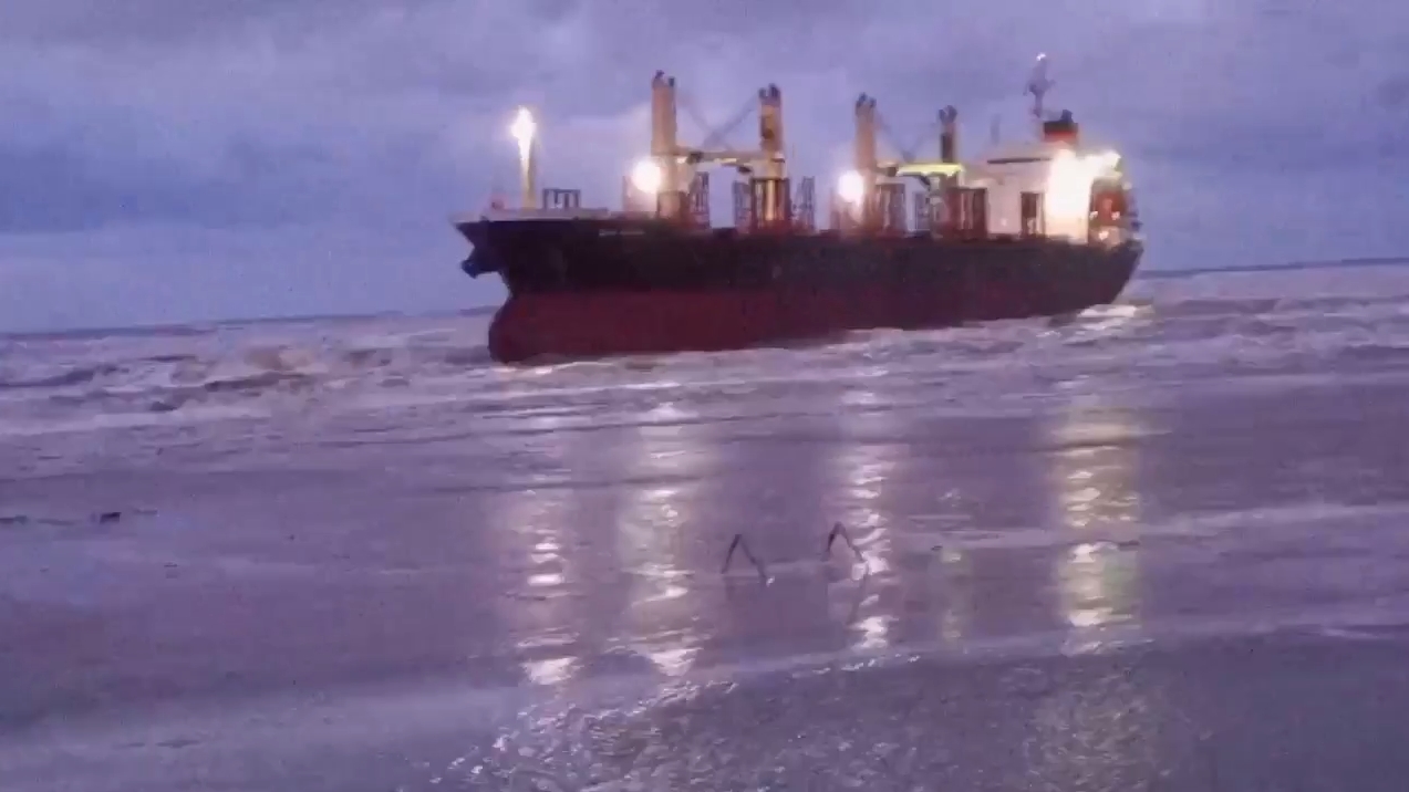 «Новая достопримечательность»: появилось видео с севшим на мель судном в Анапе смотреть онлайн