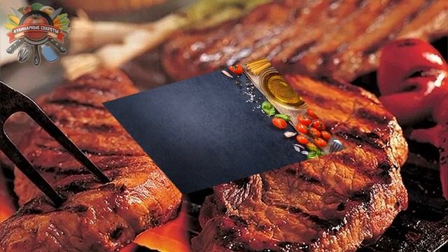 Знакомый повар приправляет мясо 