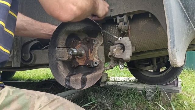 Снятие, установка задней цапфы (ступицы), датчика ABS, тормозного диска. Ситроен / Пежо. смотреть онлайн
