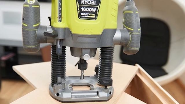 Ручной фрезер по дереву RYOBI RRT1600P-K смотреть онлайн
