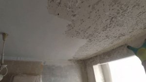 Удаляем старую Краску и Шпаклевку с потолка Перфоратором. сбивка до основания плиты.