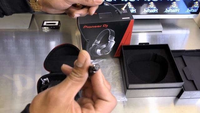 Pioneer HDJ-2000MK2 Headphones Unboxing Video смотреть онлайн