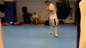 Работа с мячиком , привязанным  к резинке на голове