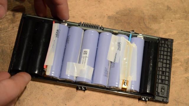 Странность внутри аккумуляторной батареи от ноутбука DELL. смотреть онлайн