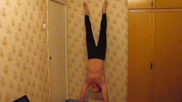28 отжиманий в стойке на руках возле стены смотреть онлайн