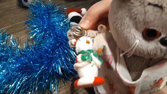 Басики наряжают елку и уже получают подарки смотреть онлайн