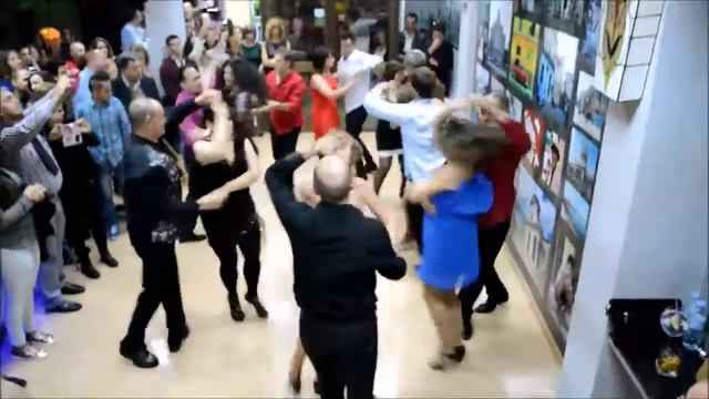 Espectacular rueda de salsa en Garden café Baobab.Torre del Mar.Málaga.España смотреть онлайн