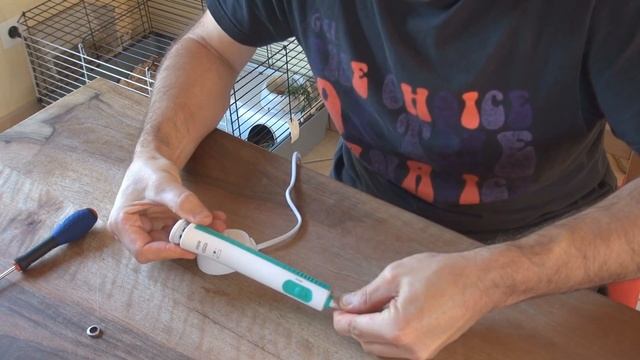 How to open an Oral-B Toothbrush to repair it смотреть онлайн