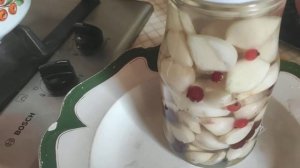Мариную чеснок с красной смородиной, очень просто и очень вкусно!
