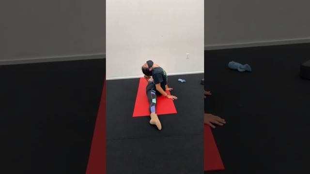 Contortion Straddle Middle Split Training (Gabi) смотреть онлайн