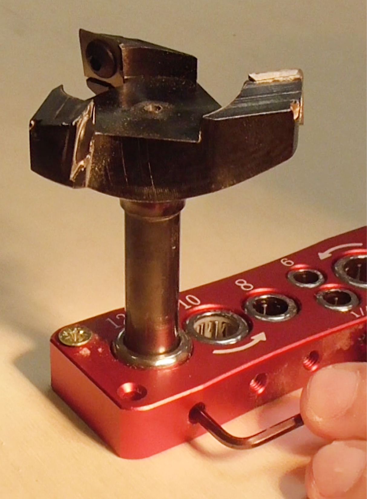 Как легко заменить подшипник и сменные ножи концевых фрез | Тиски для фиксации концевых фрез CLM-BIT смотреть онлайн