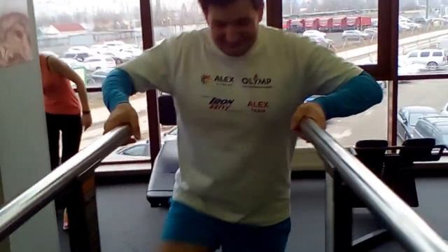 Пресс. ABS. Демонстрация накачки пресса на обычных брусьях! workout abs смотреть онлайн