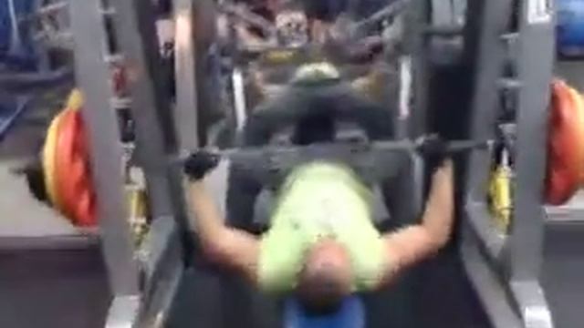 140 кг лежа в станке.mov