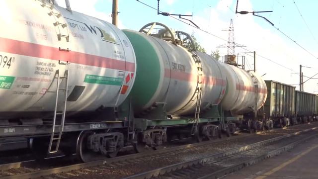Электровоз ВЛ80С-1437 с грузовым поездом смотреть онлайн