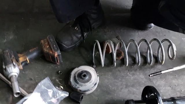 How To Change Rear Shock Absorber On Volkswagen Golf 3