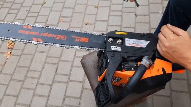 Цепная пила бензиновая Энергомаш ПТ 9952М2. Установка шины и цепи. смотреть онлайн