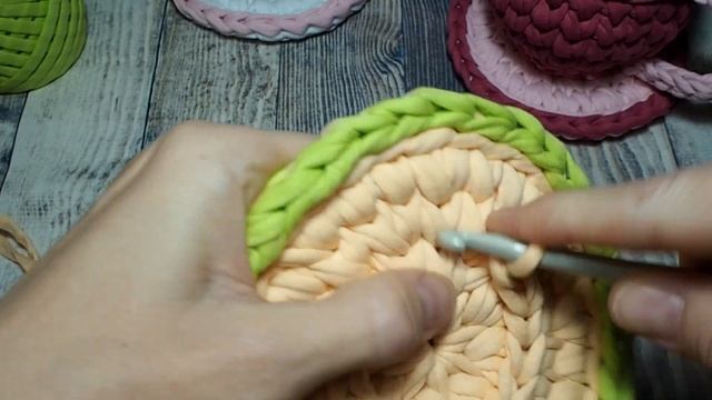 Кружка (ваза) крючком из трикотажной пряжи. Crochet cup смотреть онлайн