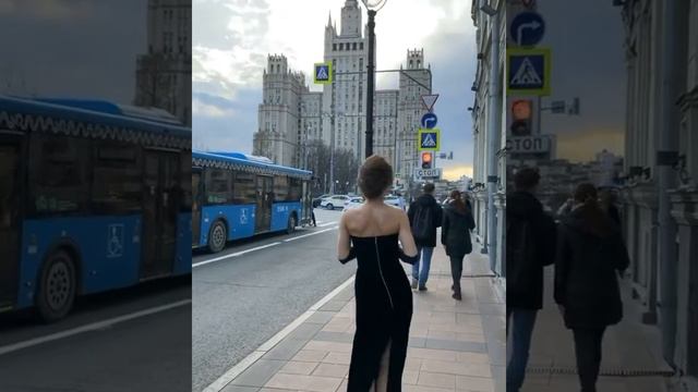 Екатерина Климова с головокружительным декольте сразила прохожих смотреть онлайн