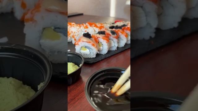 МУКБАНГ! ВОТ КАК ПРАВИЛЬНО ЕСТЬ СУШИ И РОЛЛЫ! #short смотреть онлайн