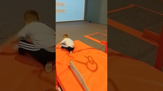 Ребенок пошел на спортивную гимнастику. Как проходят занятия. смотреть онлайн