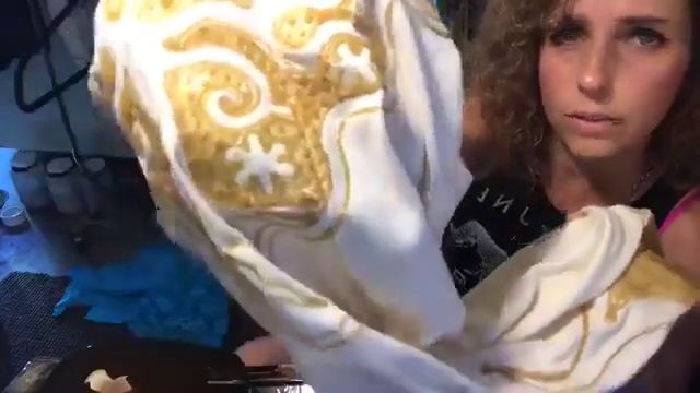 Painting With Beeswax Then Dyeing A Dress For Batik смотреть онлайн