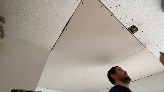 Как прикрутить гипсокартон на потолок How to screw drywall to the ceiling смотреть онлайн