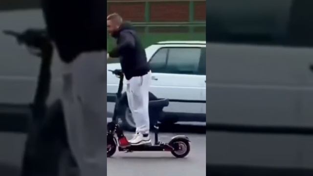 Жесткое падение с Электросамоката!!! смотреть онлайн