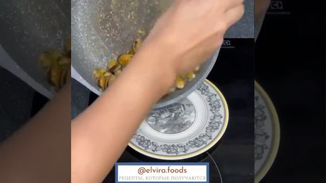 Мидии жареные с луком на сковороде рецепт #Shorts смотреть онлайн