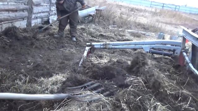 Привез соломы на подстилку, Убрали пристройку от сарая. смотреть онлайн