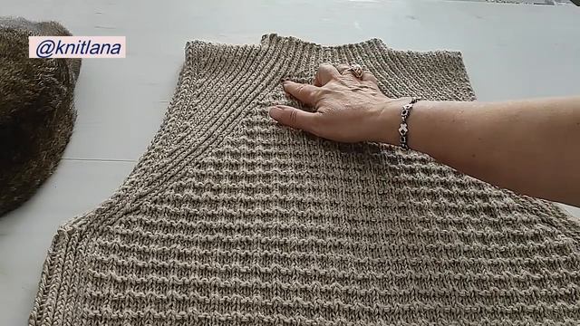 Вязальные процессы октября Жилет готов Осеннее платье продвигается Посидим повяжем