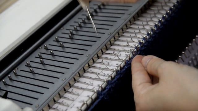 Шапка английской резинкой на вязальной машине Hat English elastic knitting machine смотреть онлайн