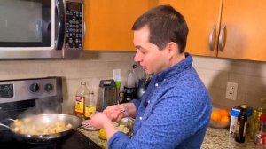 Как правильно жарить шампиньоны. Жареные шампиньоны с луком на сковороде. Как по.mp4