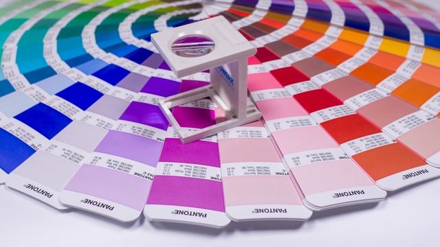 Вид развернутых страниц веера Pantone Plus Solid Formula Guide Coated (на мелованной бумаге). смотреть онлайн