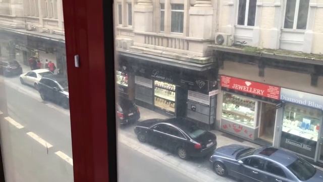 Золотая улица ? за окном вокзала в Антверпене? смотреть онлайн
