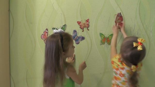 ДЕКОР. Украшаем разрисованную стену наклейками БАБОЧКИ. смотреть онлайн