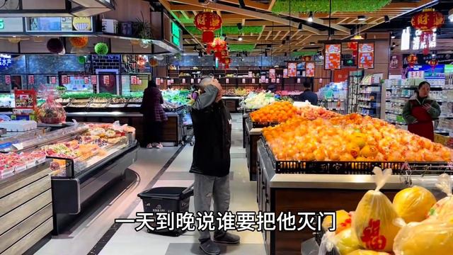 小何和男朋友带三哥逛商场，想方设法把三哥看住好，按时吃饭喝药 смотреть онлайн