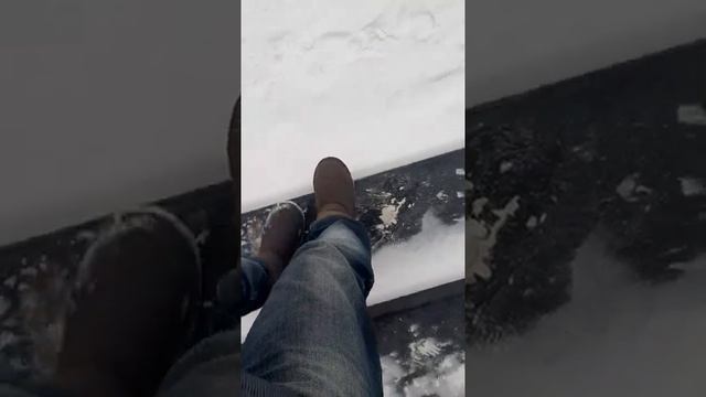 Облицовка бетонной лестницы в торговом центре Тритон в Твери. Год спустя ступени выглядят идеально смотреть онлайн