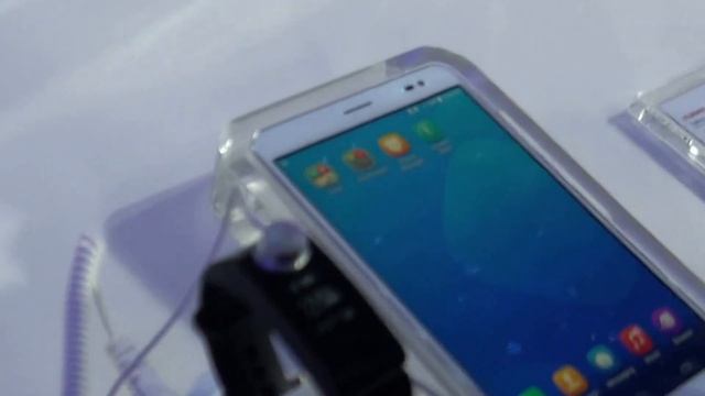 Hands-on with Huawei's TalkBand B1 смотреть онлайн