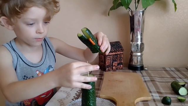 Делаем крокодила из огурцов.Интересное и вкусное занятие. смотреть онлайн