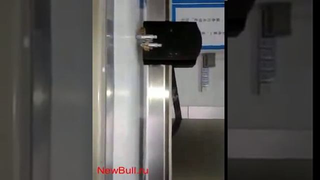 Планшетный режущий плоттер DCZ в процессе нарезки свадебных пригласительных открыток, режущий плотт смотреть онлайн