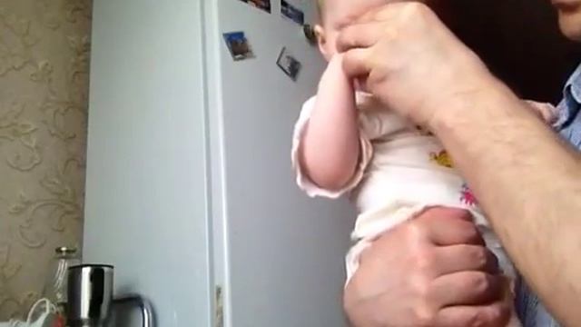 Как научить пить ребёнка из стаканчика? Весело и просто папа учит дочку пить из стопочки смотреть онлайн