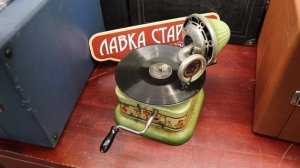 Глеб Романов с песней Домино на немецком и русском языках, детский патефон Nirona, Германия