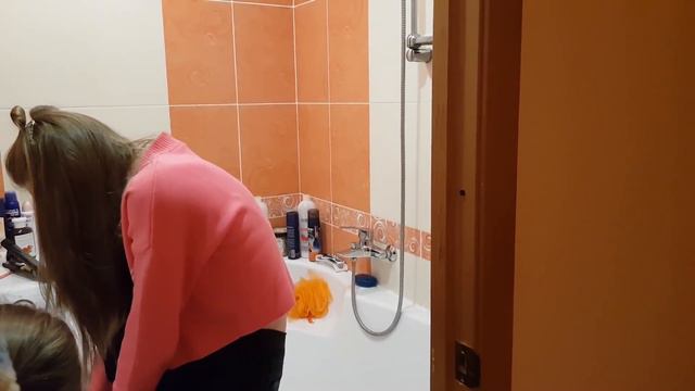 LIFE VLOG: Выпросила НОВУЮ Косметику! Что Лика Делает в Ванной? смотреть онлайн