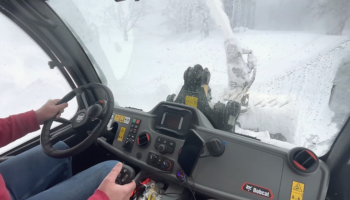 Современный BobCat. Уборка снега. Турбодизель с мощностью 61 л.с. смотреть онлайн