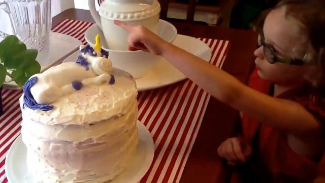 Planet Greta: Episode #3 - Nerdy Nummies Unicorn Rainbow Cake смотреть онлайн